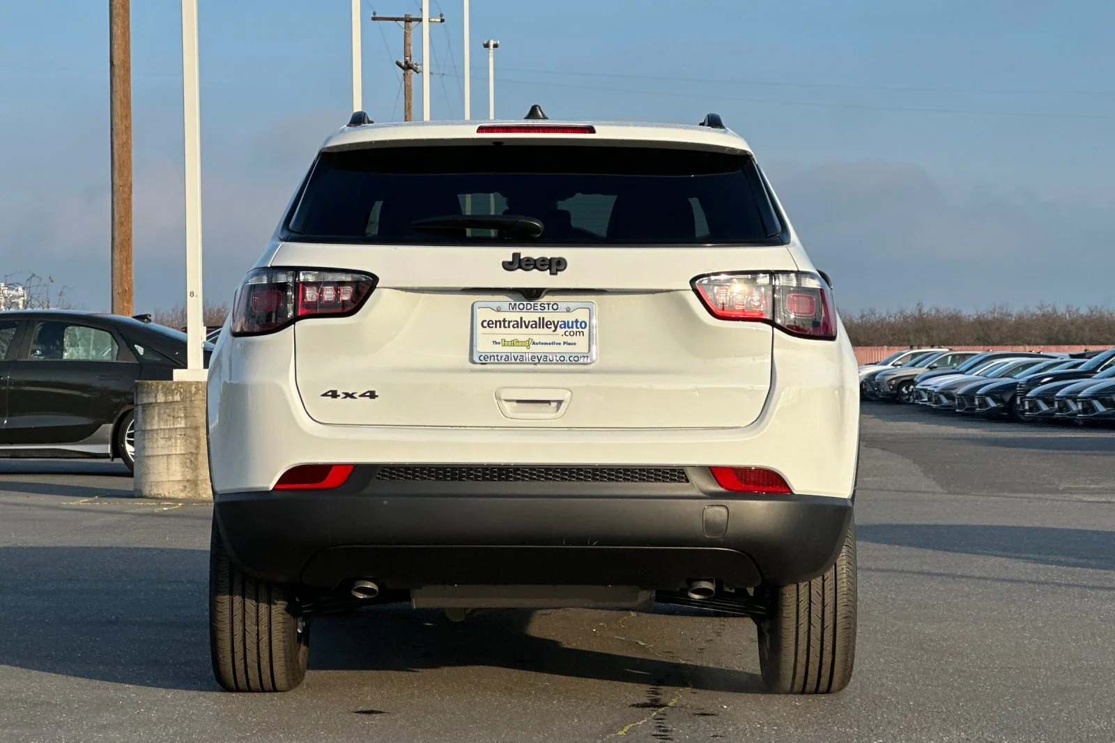 New 2026 Bright White Clear-Coat Exterior Paint Jeep Latitude Altitude image 5