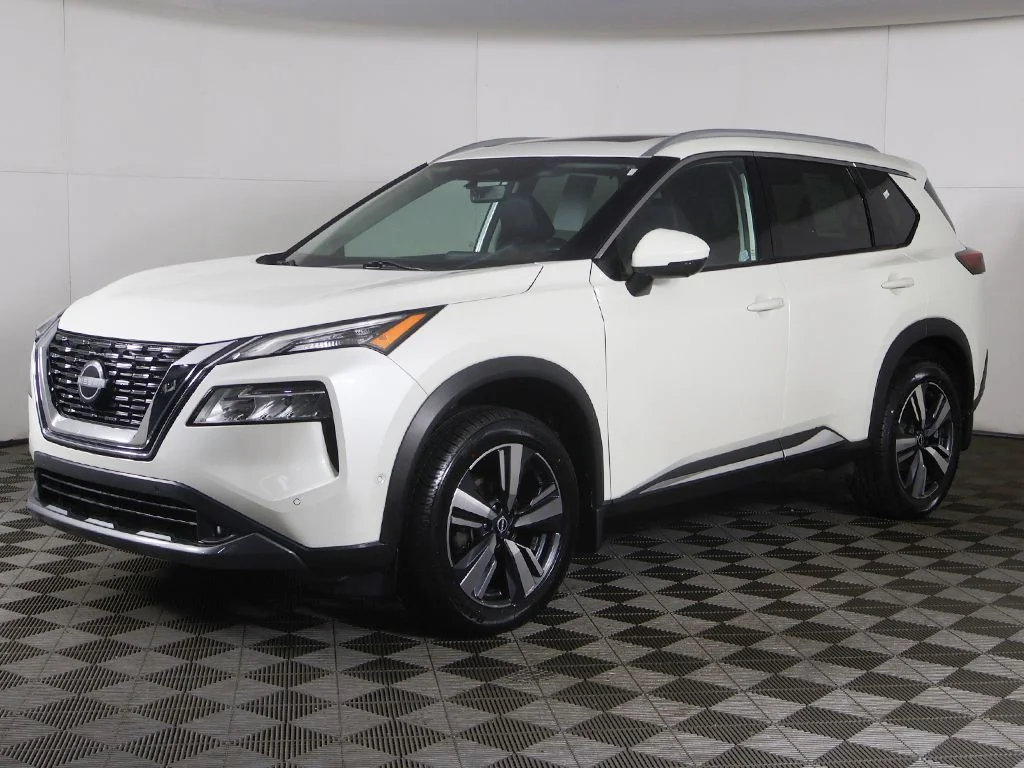 Used 2023 White Nissan SL image 9
