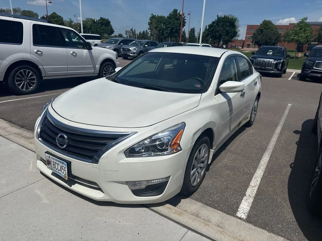 Used 2015 Pearl White Nissan 2.5 S image 4