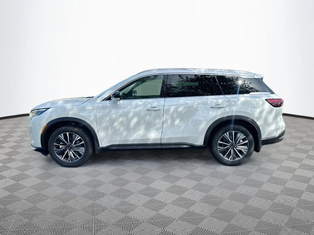 New 2027 RADIANT WHITE INFINITI Luxe FWD image 8