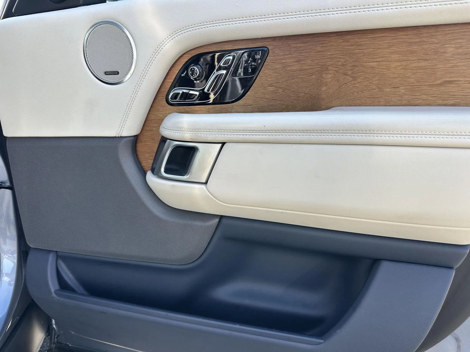 Used 2019 Byron Blue Metallic Land Rover HSE image 14