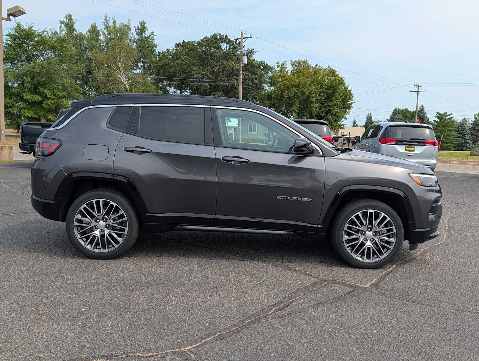 Used 2023 Granite Crystal Metallic Clearcoat Jeep Limited image 8