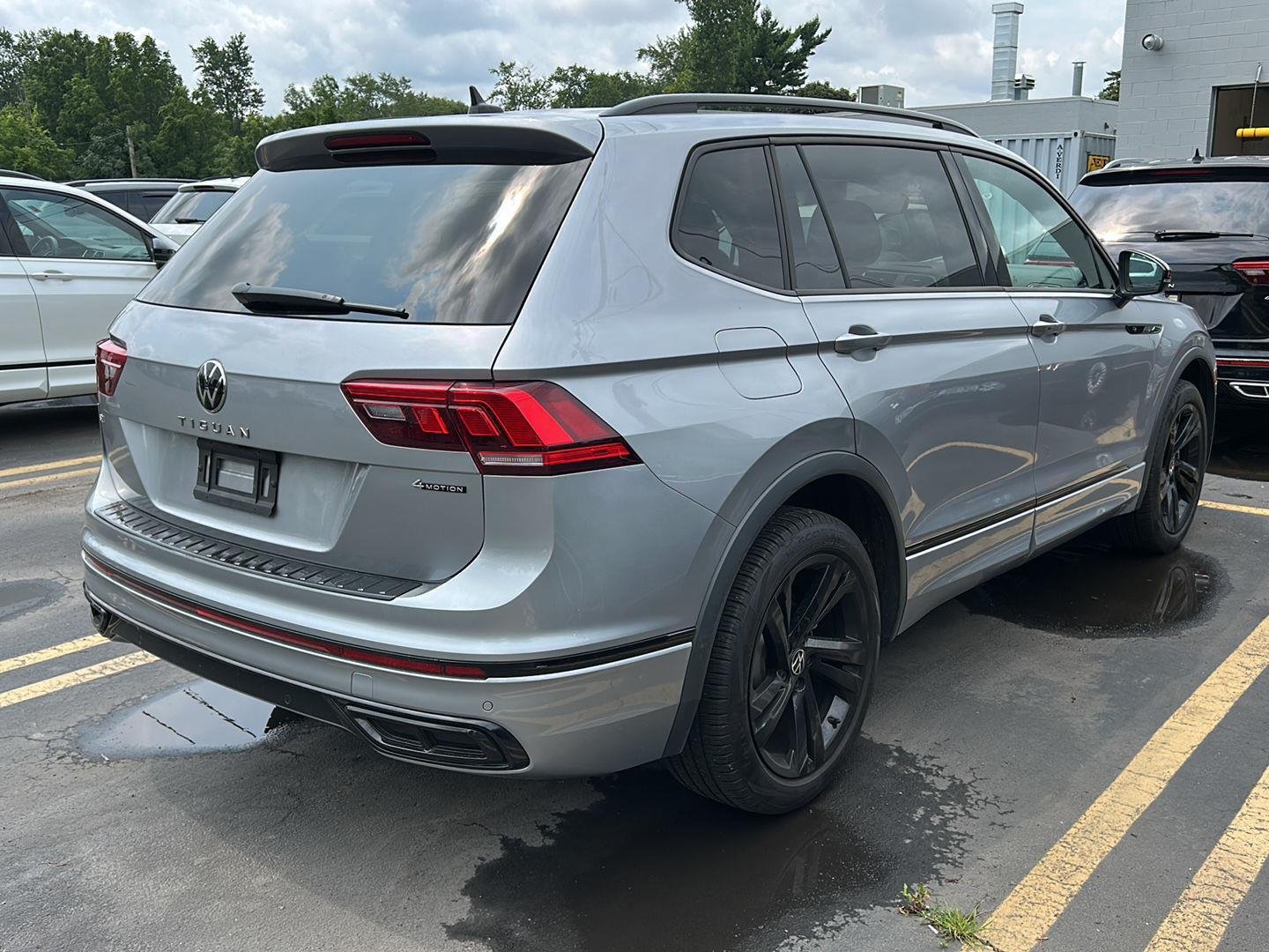 Used 2023 Pyrite Silver Metallic Volkswagen SE R-Line Black image 4