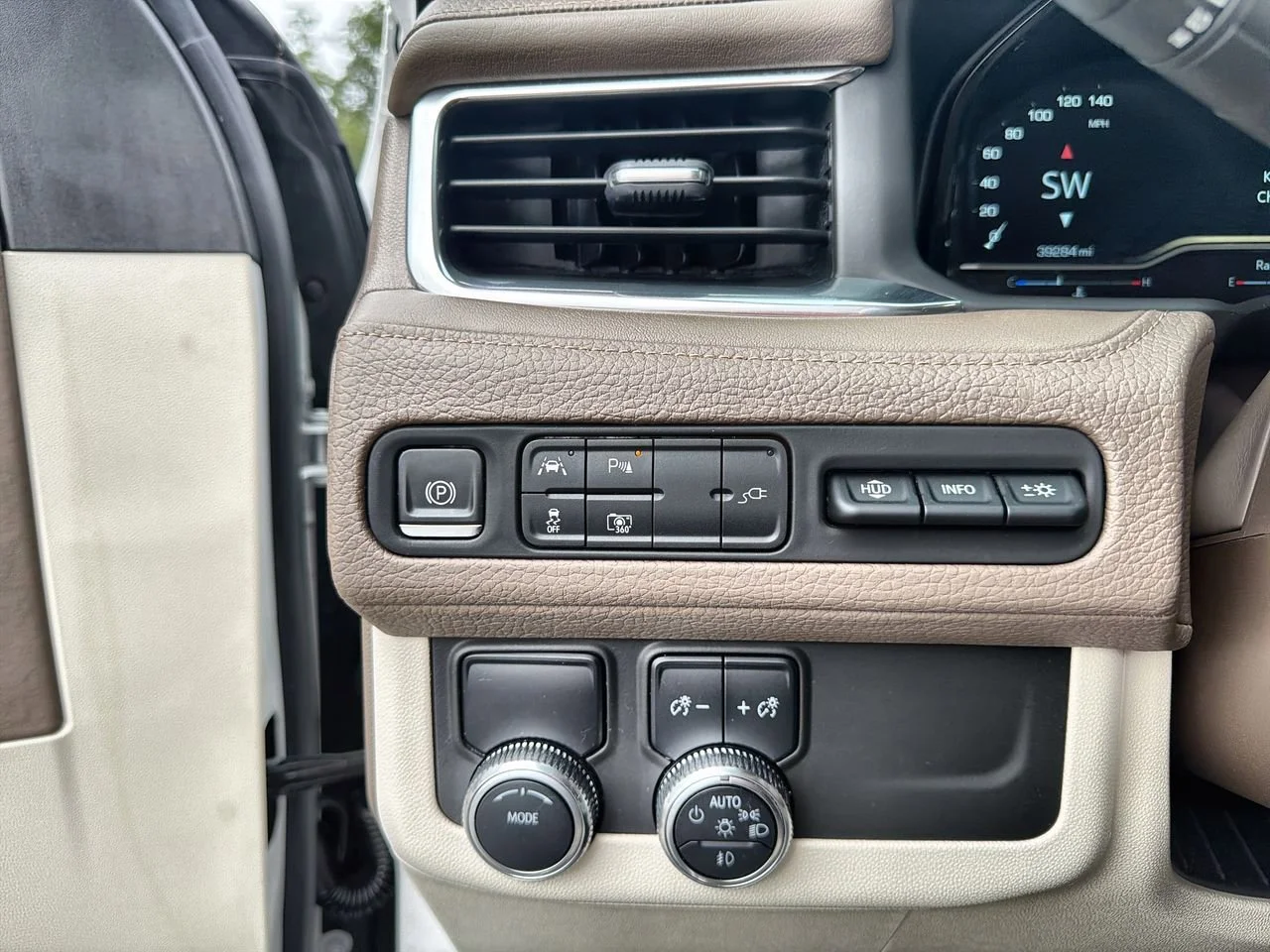 Used 2022 White Frost Tricoat GMC Denali image 15