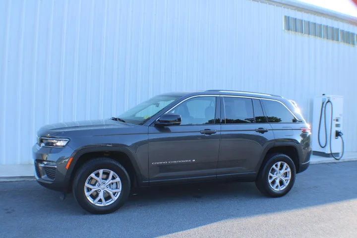 Used 2022 Gray Jeep Limited 4x2 image 4