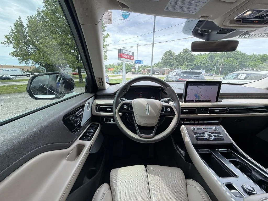 Used 2023 White Lincoln Reserve image 14