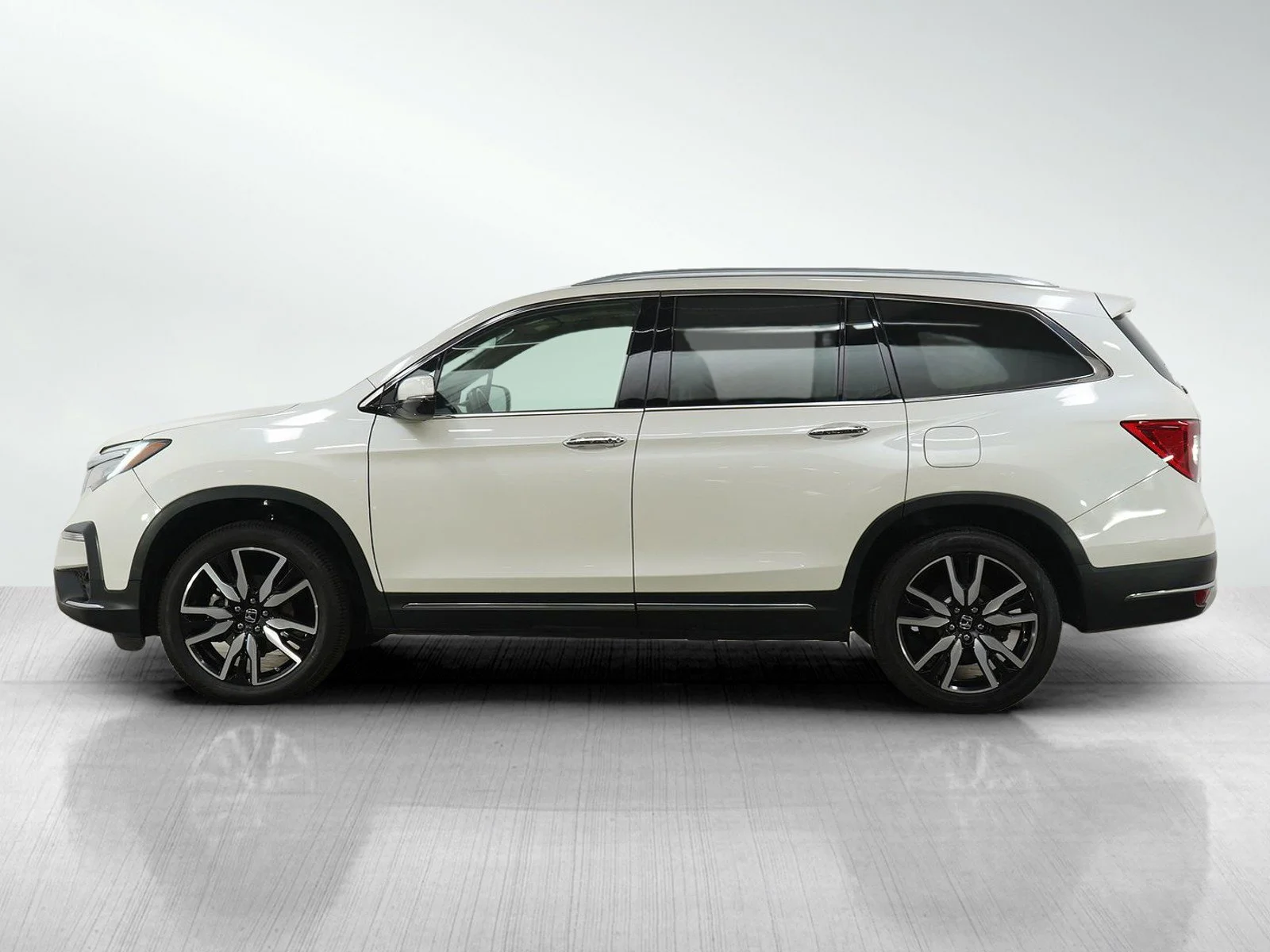 Used 2019 Honda Pilot Touring with VIN 5FNYF5H60KB007560 for sale in Wayzata, Minnesota