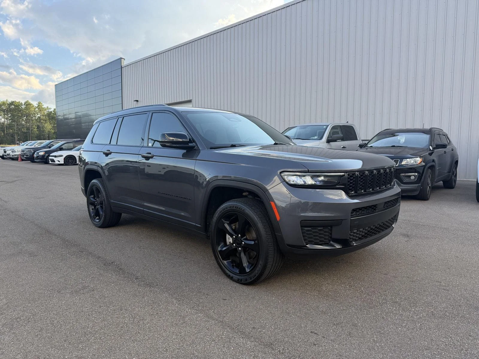 Used 2023 Baltic Gray Metallic Clearcoat Jeep Altitude image 3