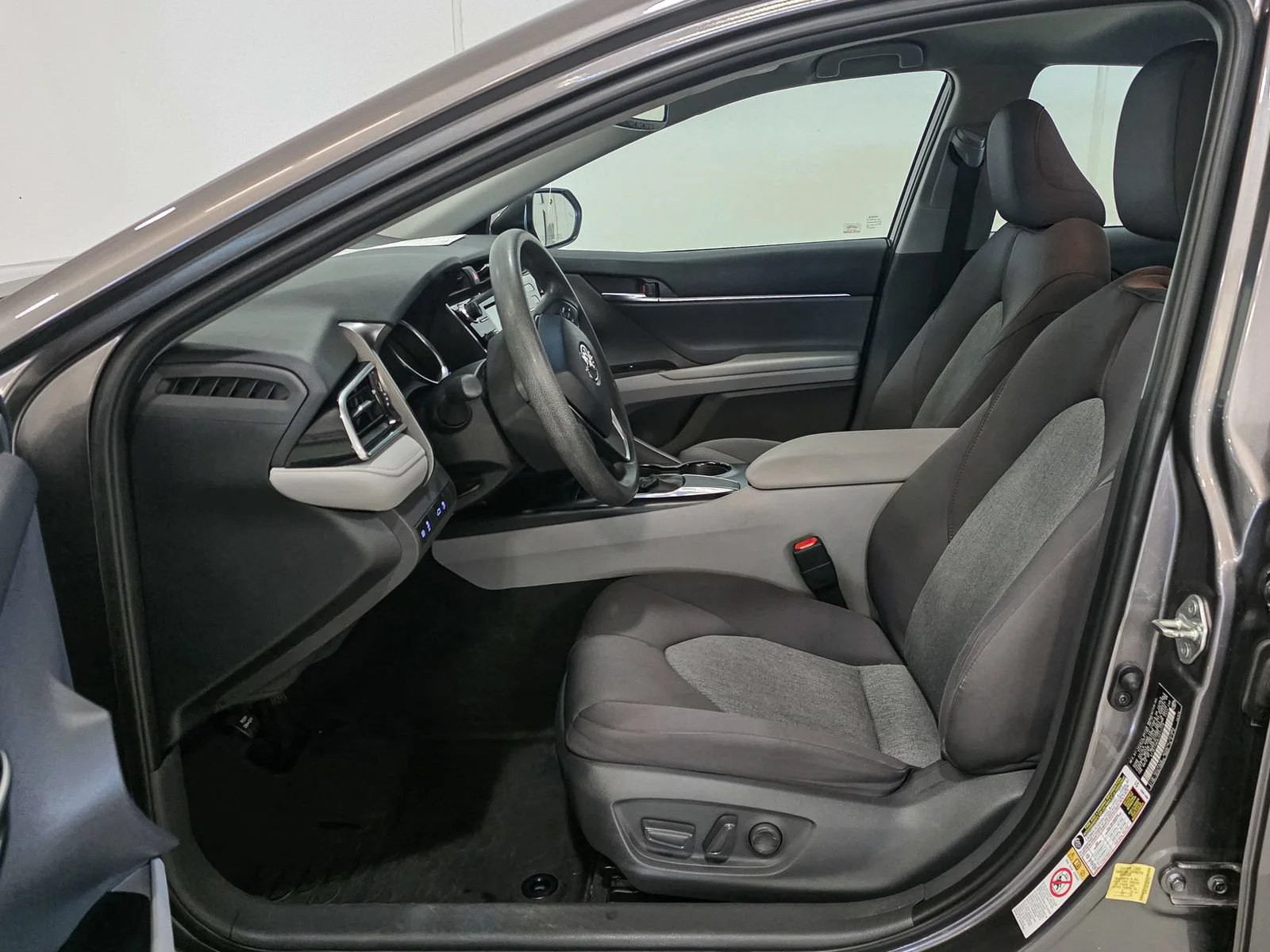 Used 2018 Gray Toyota LE image 19