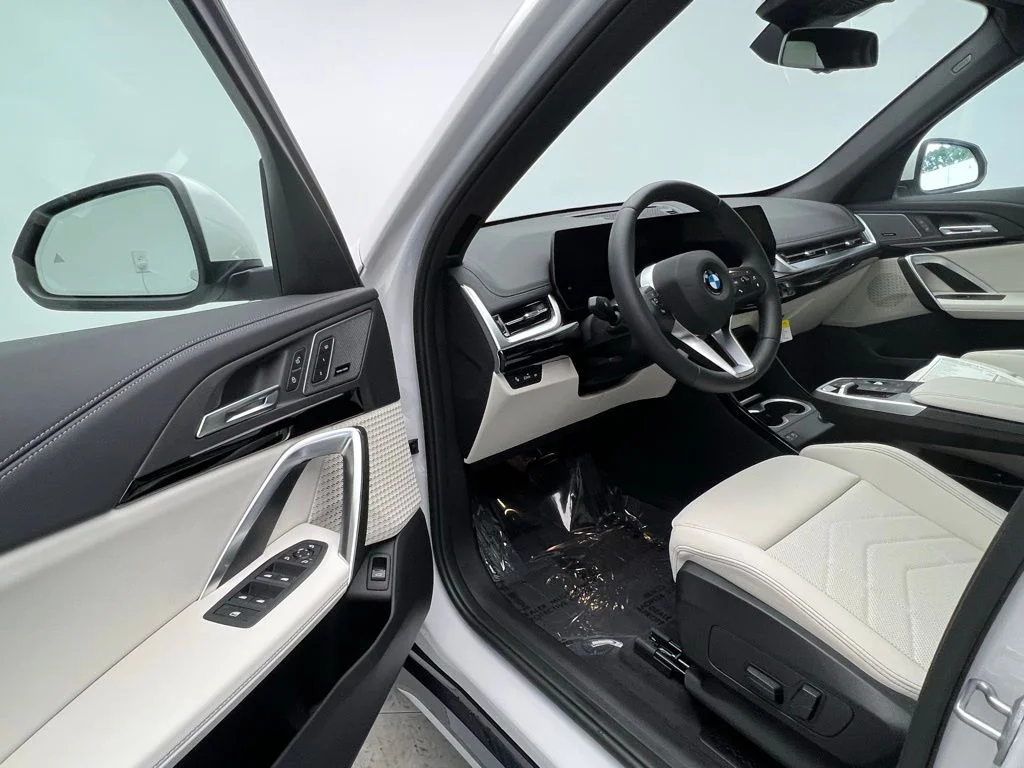 New 2026 Mineral White Metallic BMW xDrive28i image 21