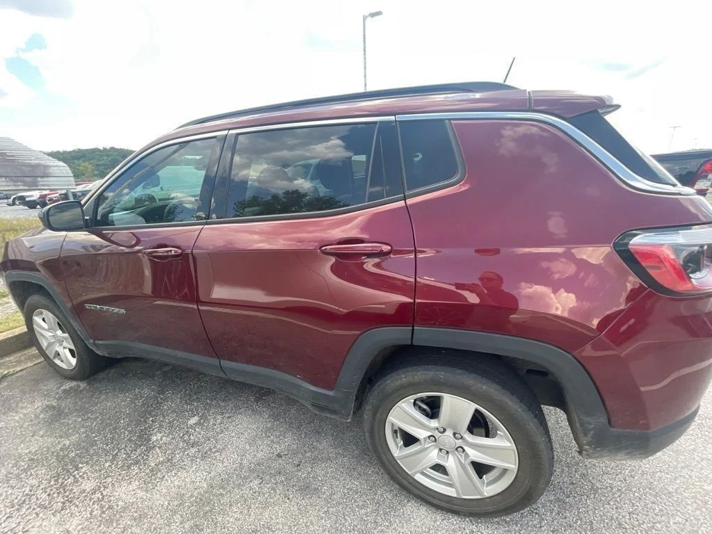 Used 2022 Red Jeep Latitude image 16