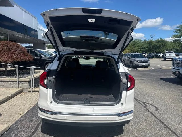 Used 2023 White GMC Denali image 27