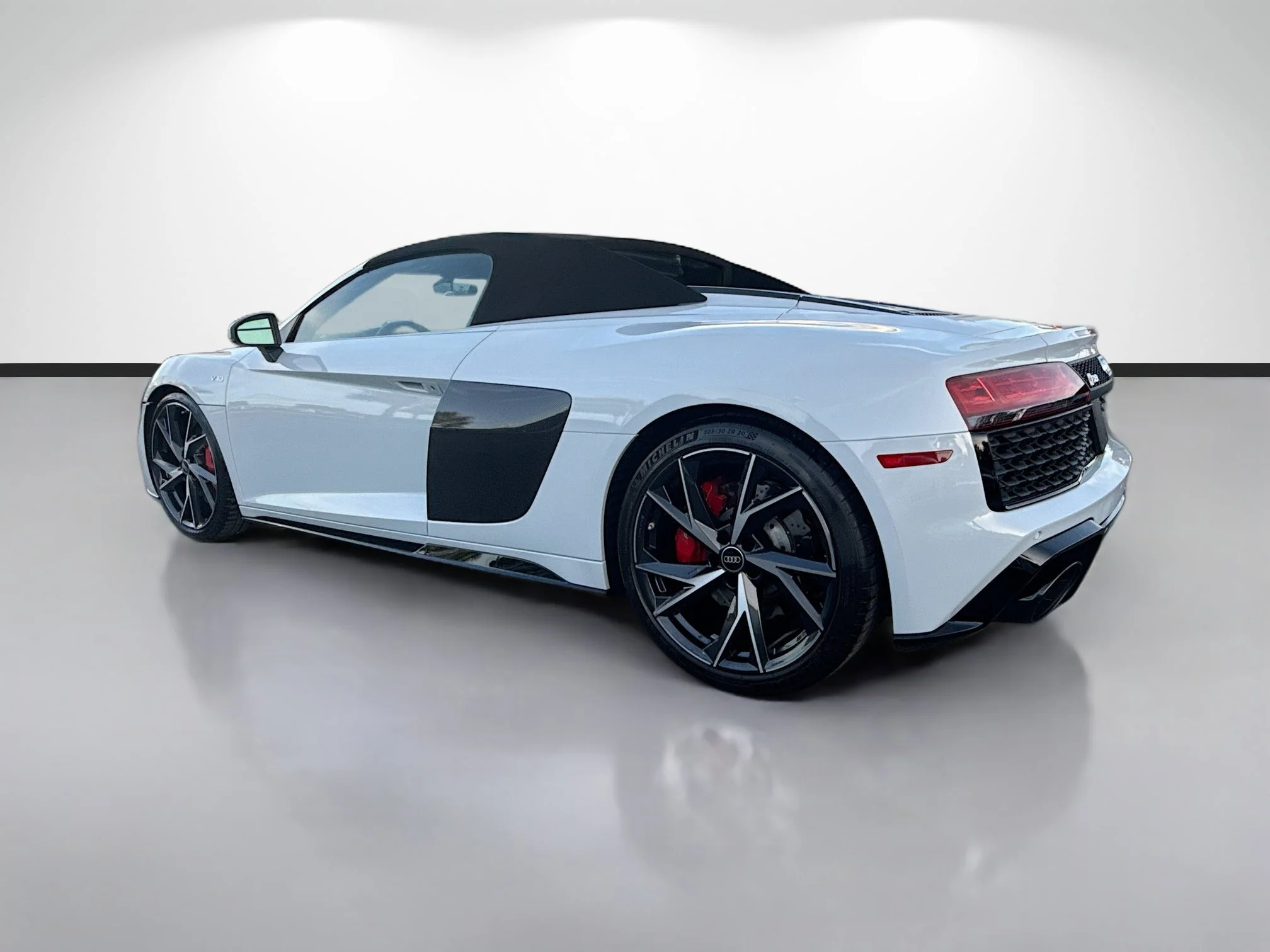 Used 2023 Suzuka Gray Metallic Audi V10 performance image 5