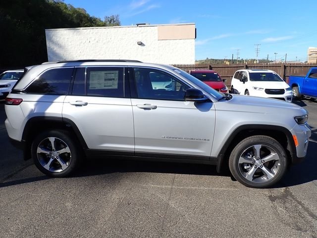 New 2025 Silver Zynith Exterior Paint Jeep Limited image 8