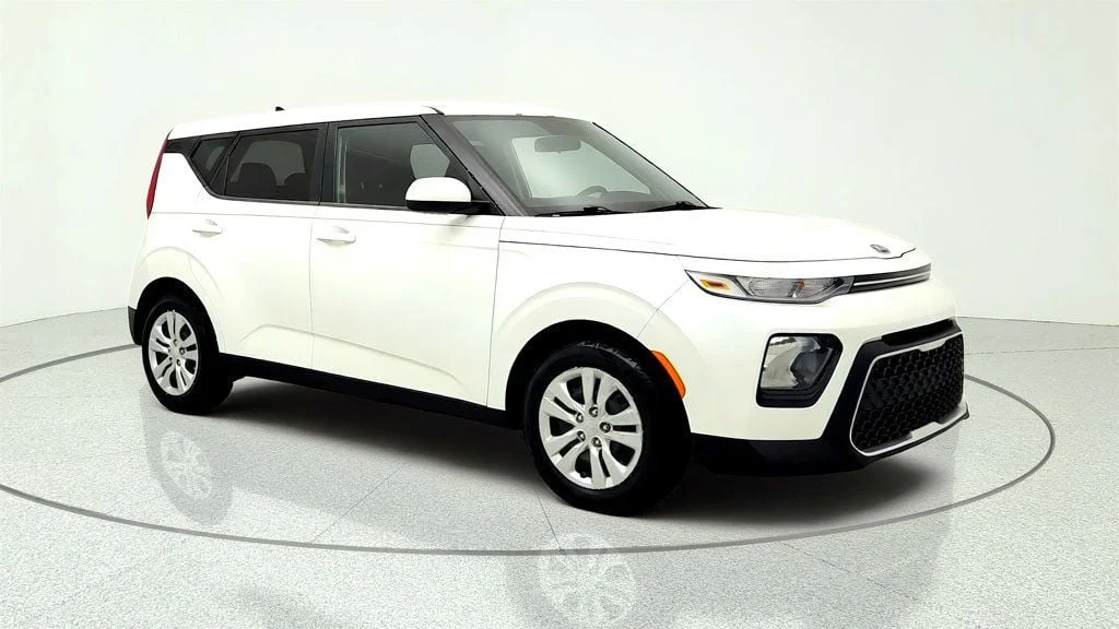 Used 2020 Snow White Pearl Kia LX IVT image 3