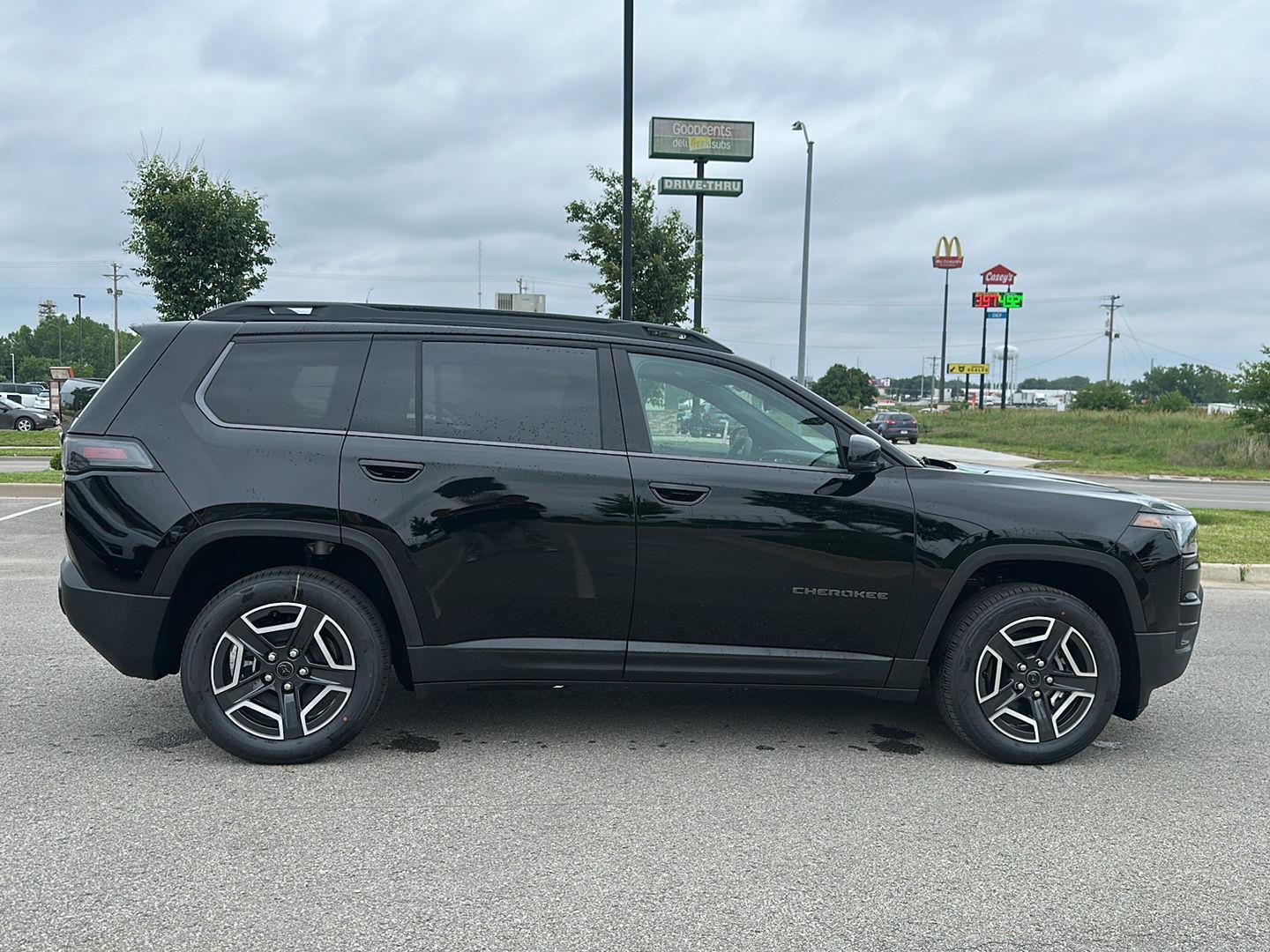 New 2026 Diamond Black Crystal Pearl-Coat Exterior Paint Jeep Limited image 4