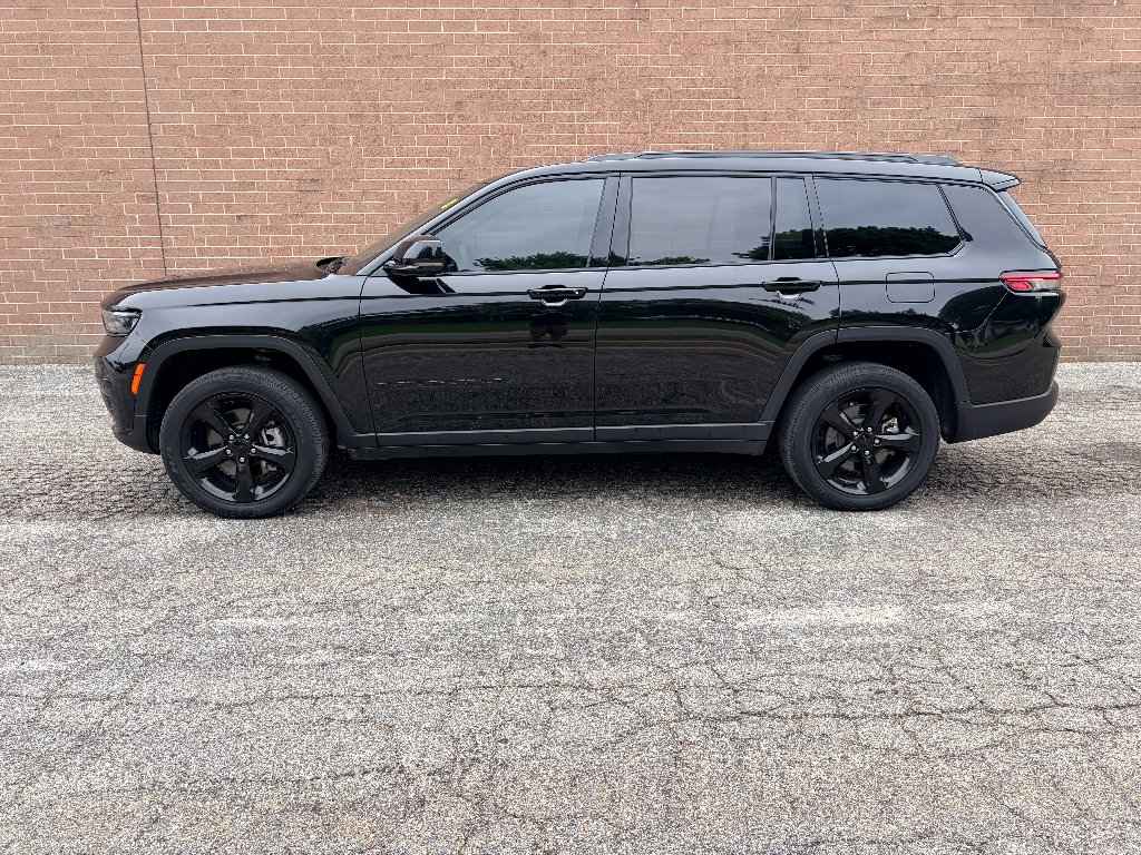 Used 2023 Diamond Black Crystal Pearlcoat Jeep Altitude image 2
