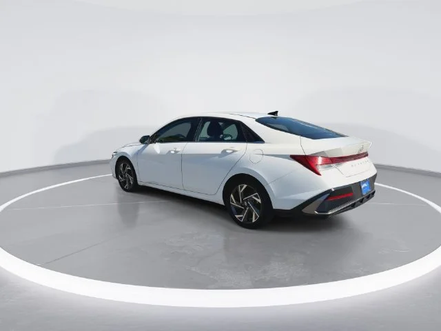 Used 2025 White Hyundai SEL Convenience image 6