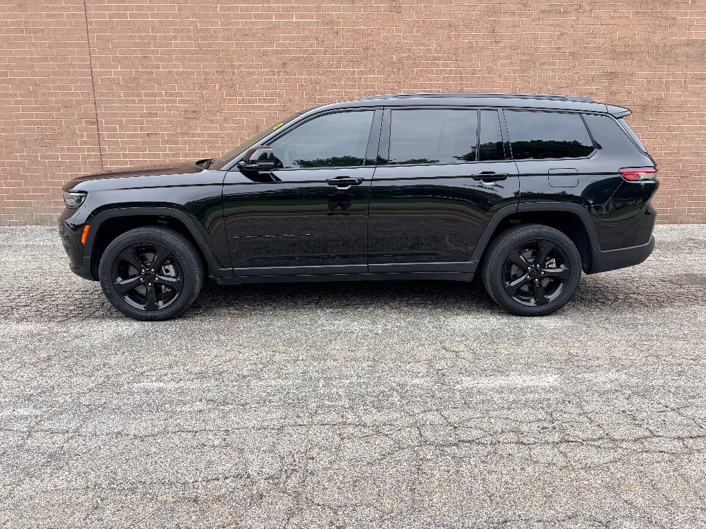Used 2023 Diamond Black Crystal Pearlcoat Jeep Altitude image 2