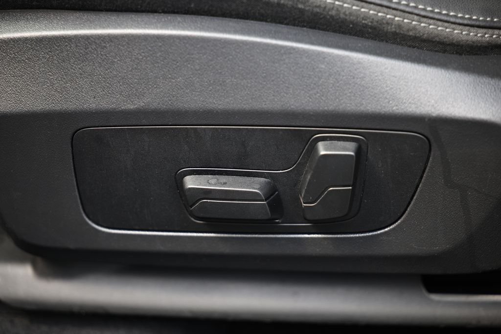 Used 2025 Black Sapphire Metallic BMW xDrive28i image 16