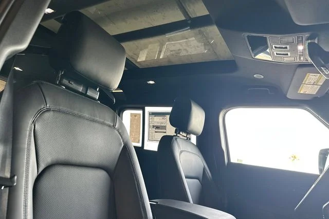 New 2026 Santorini Black Land Rover X-Dynamic SE image 15