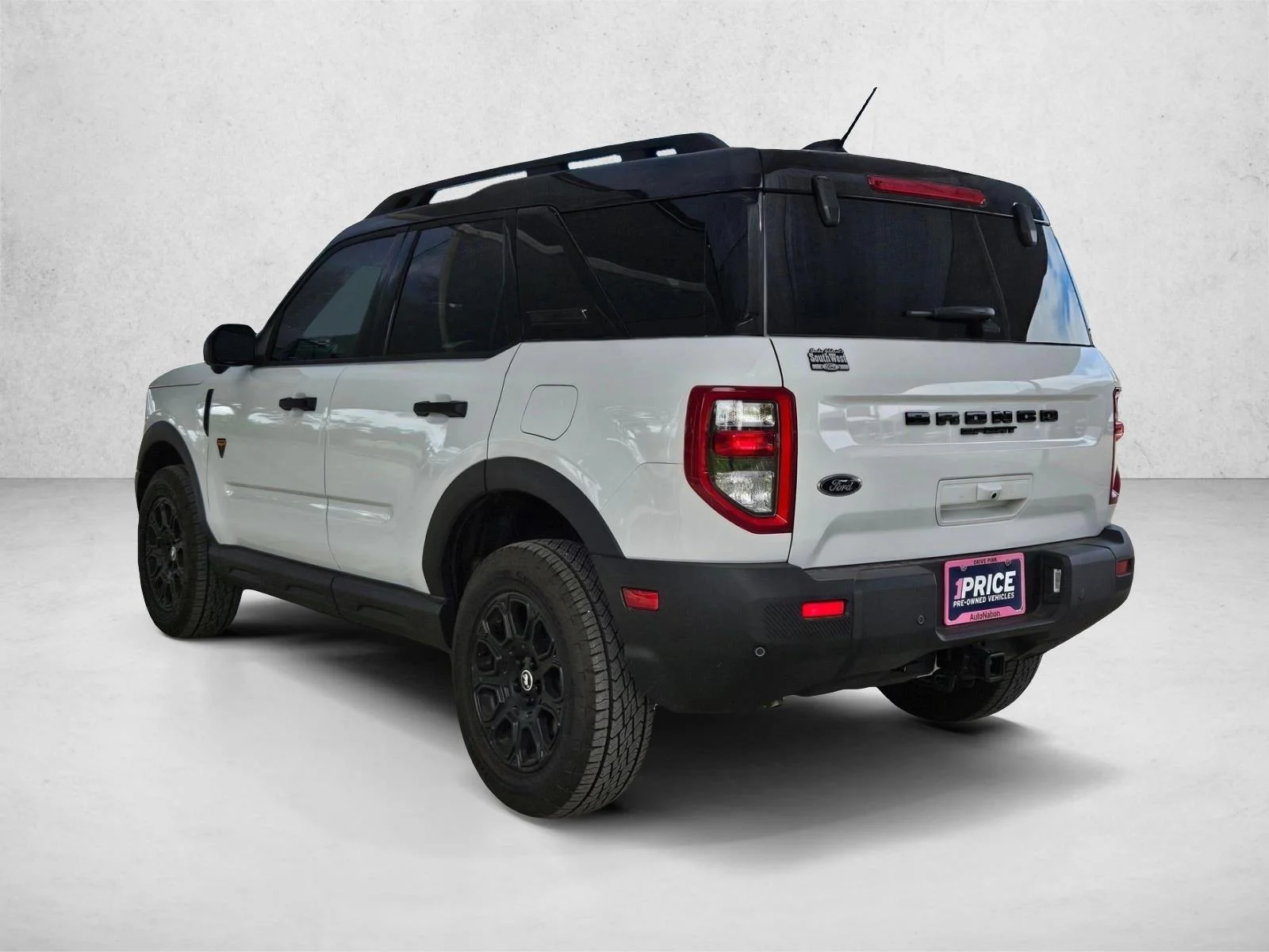 Used 2025 Oxford White Ford Badlands image 7