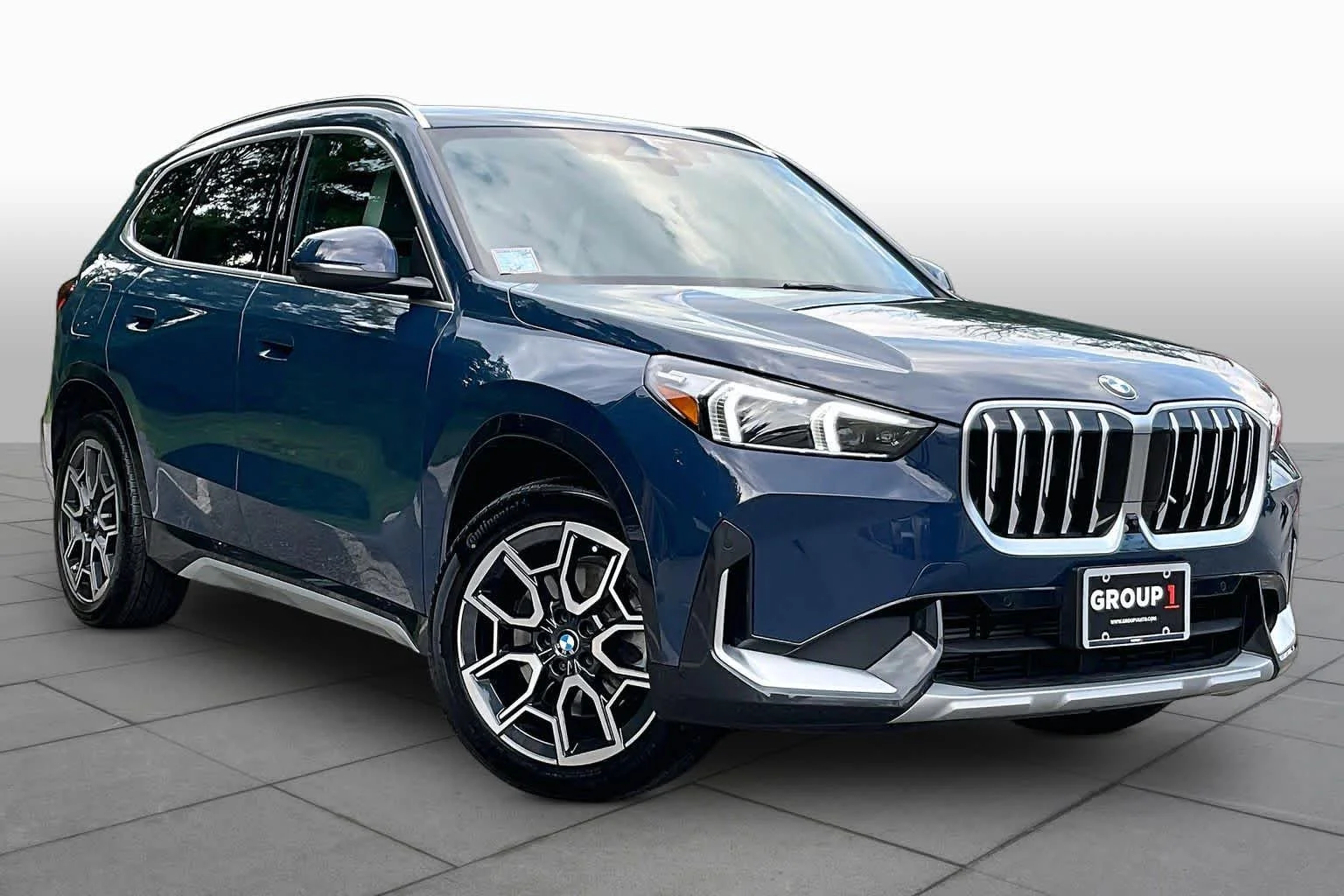 New 2026 Night Dusk Blue Metallic BMW xDrive28i image 2