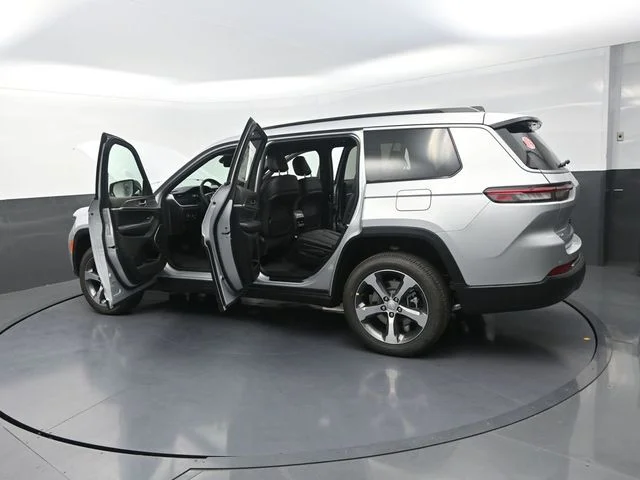 New 2026 Silver Zynith Exterior Paint Jeep Limited image 33