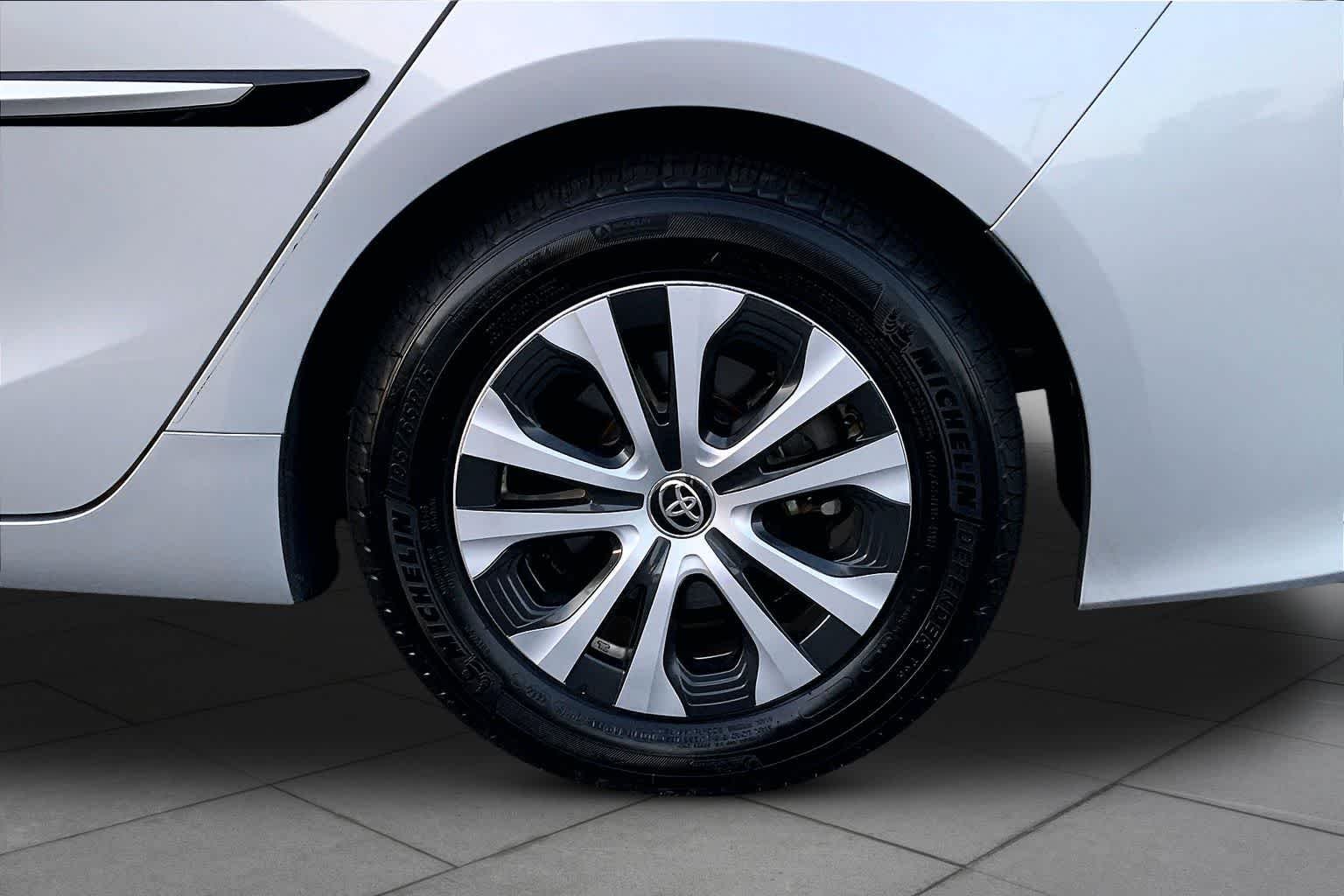 Used 2021 Classic Silver Metallic Toyota XLE image 11