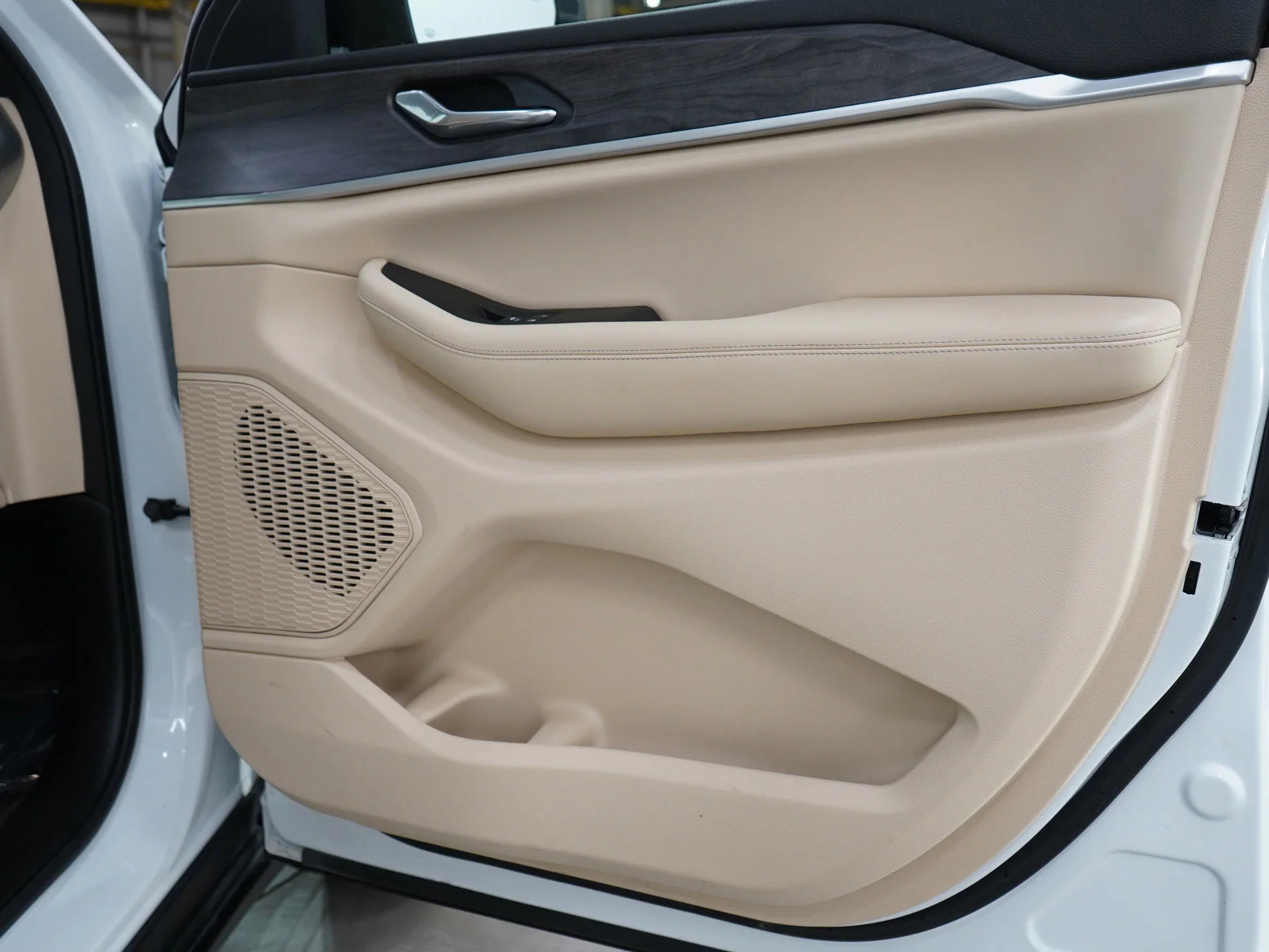 Used 2024 Bright White Clearcoat Jeep Limited image 9