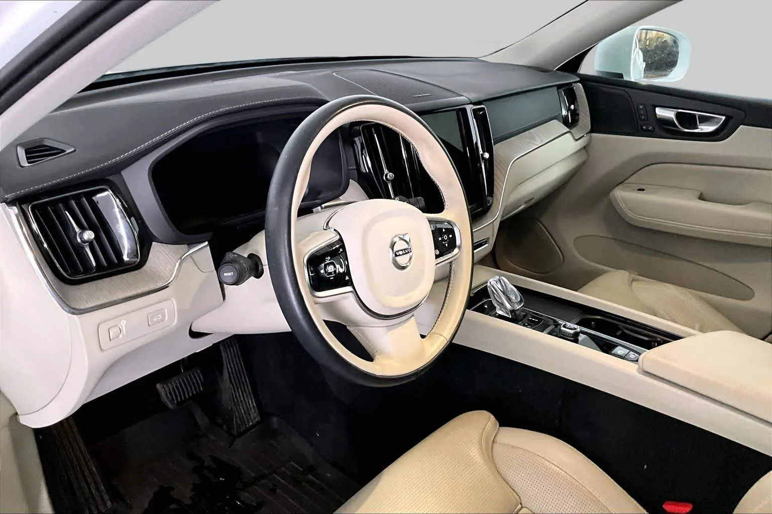 Used 2022 Crystal White Metallic Volvo Inscription image 18