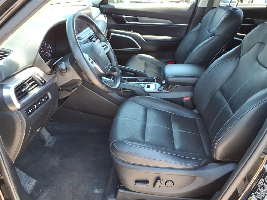 Used 2022 Ebony Black Kia EX image 4