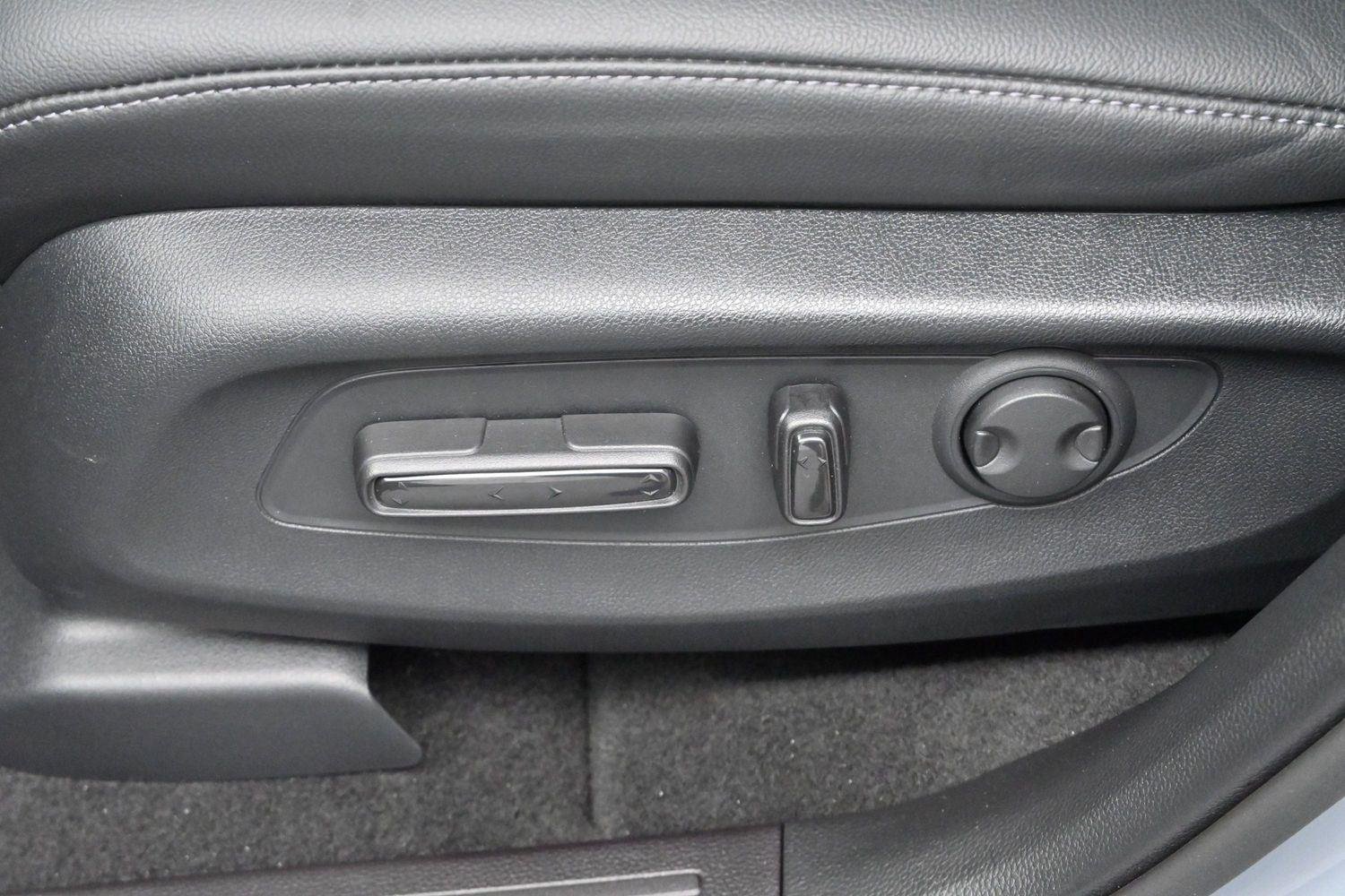 Used 2025 Gray Chrysler Select image 11