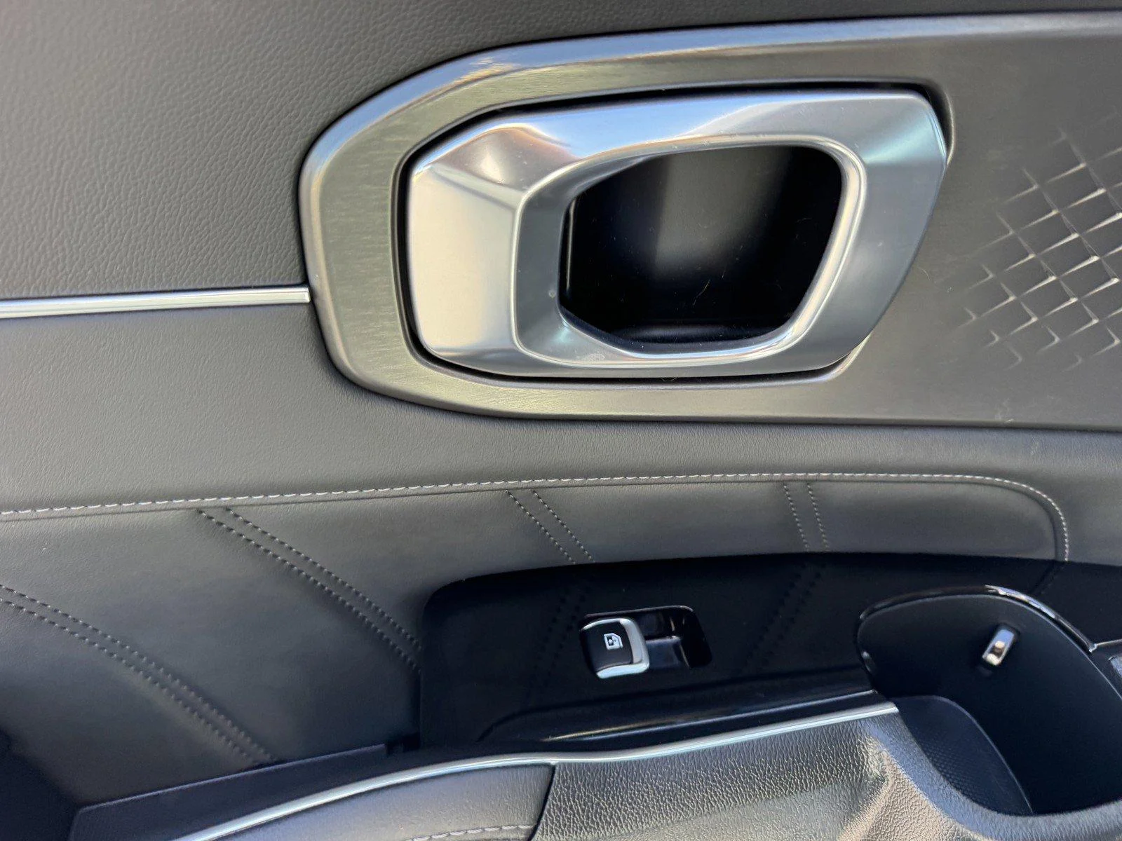 Used 2022 Snow White Pearl Kia SX image 17
