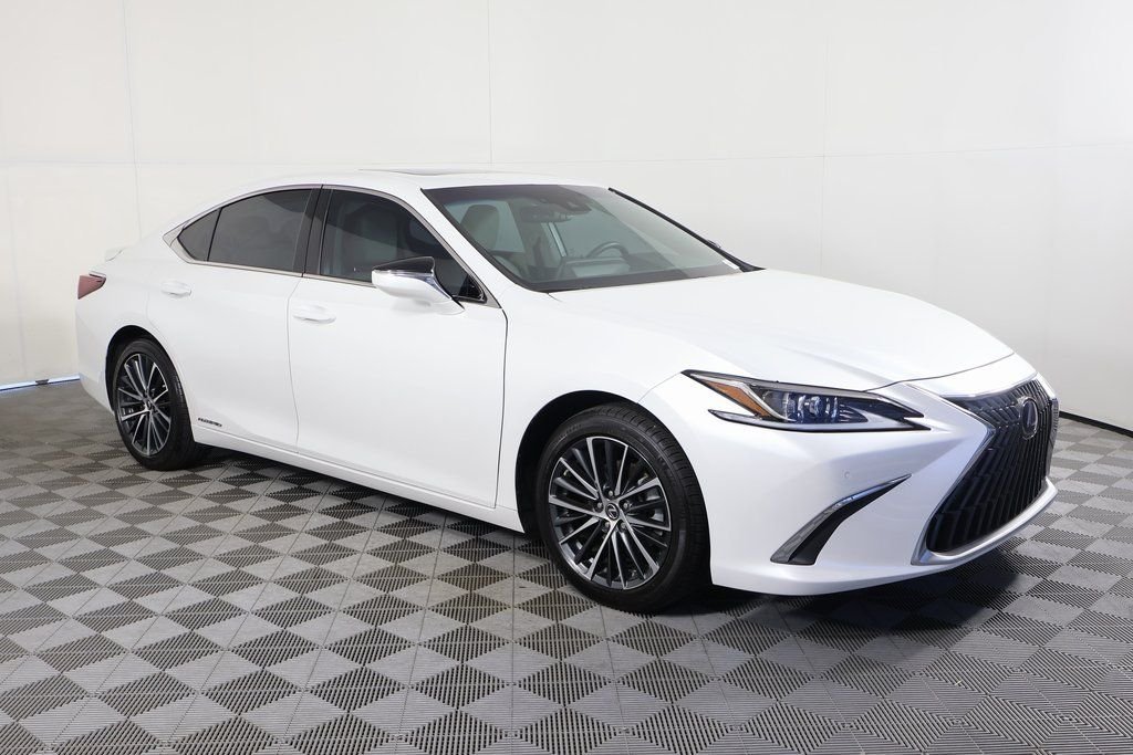 Used 2022 White Pearl Lexus 300h image 3
