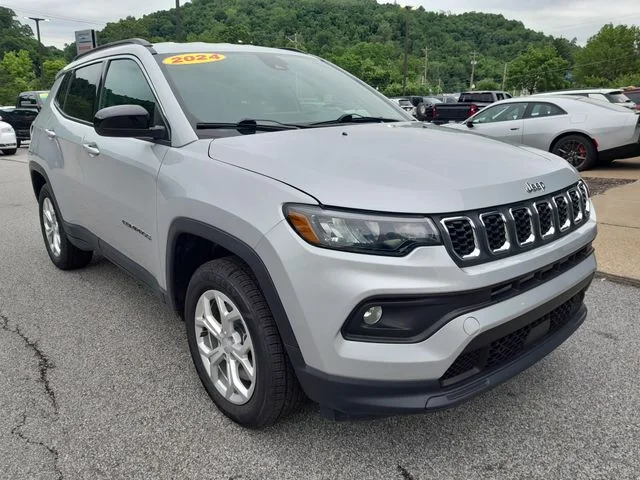 Used 2024 Silver Jeep Latitude image 3