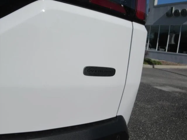 New 2026 Bright White Clear-Coat Exterior Paint Jeep Overland image 9
