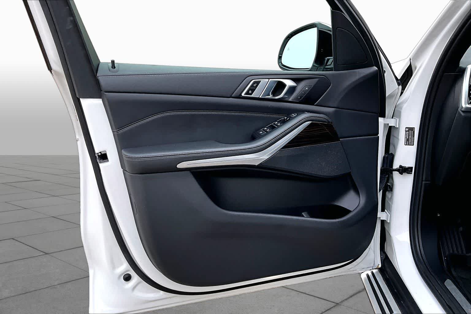 Used 2023 Alpine White BMW sDrive40i image 22