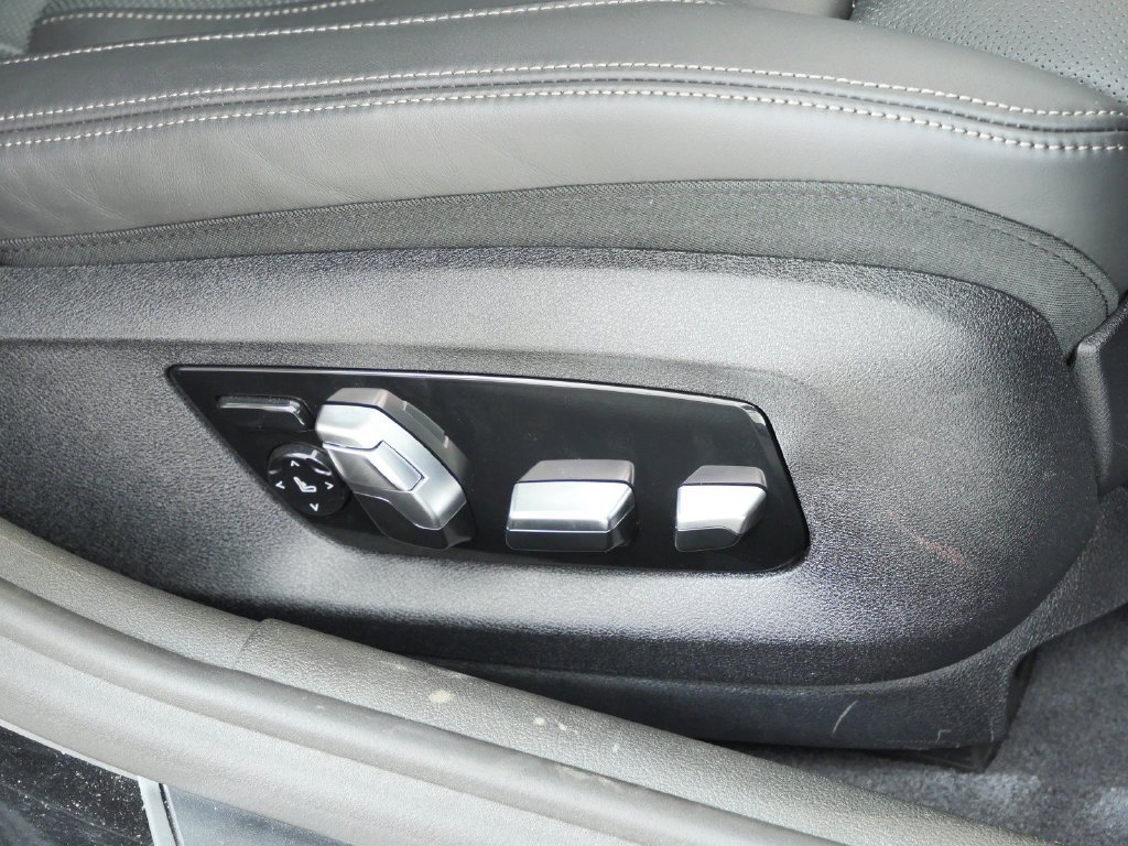 Used 2018 Black Sapphire Metallic BMW 540i xDrive image 23