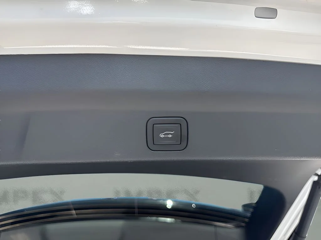 Used 2025 White Cadillac Luxury 2 image 36
