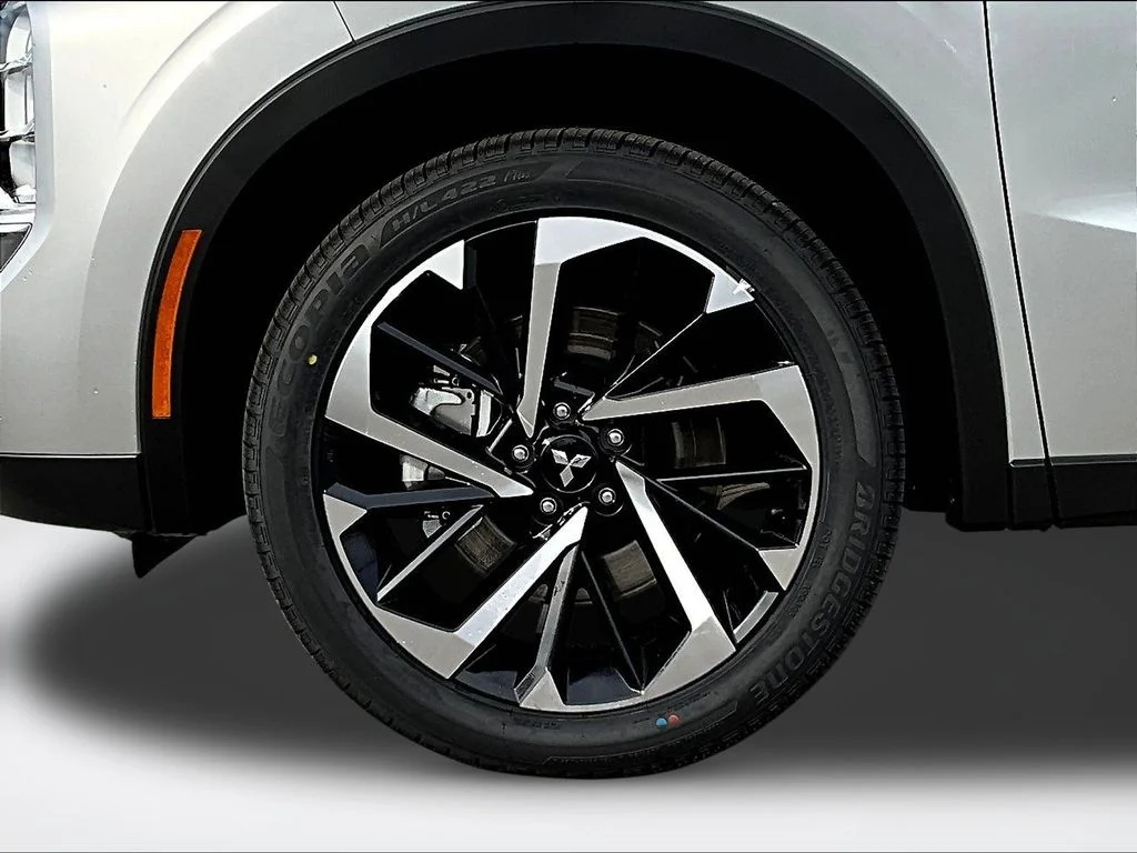 New 2025 Silver Mitsubishi SE image 13