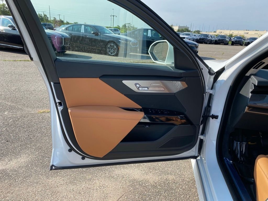 New 2027 Mineral White Metallic BMW 740i xDrive image 15