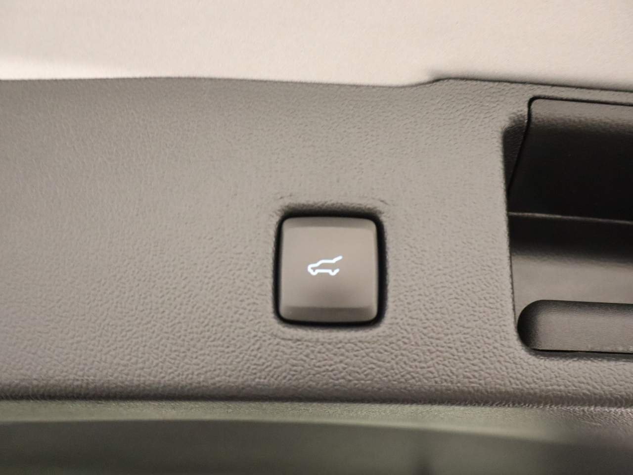 Used 2023 Iconic Silver Ford Platinum image 16