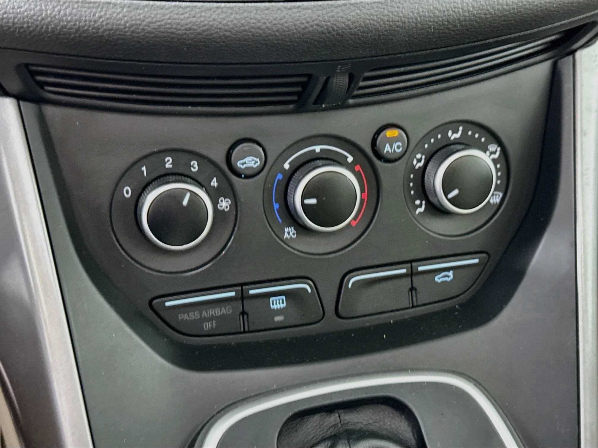 Used 2013 Oxford White Ford SE image 18