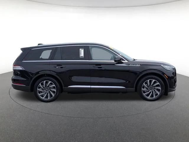 Used 2025 Black Lincoln Premiere image 2