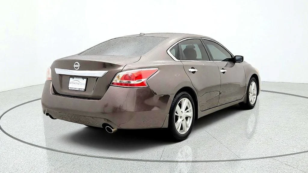 Used 2014 Java Metallic Nissan 4dr Sedan I4 2.5 SV image 5