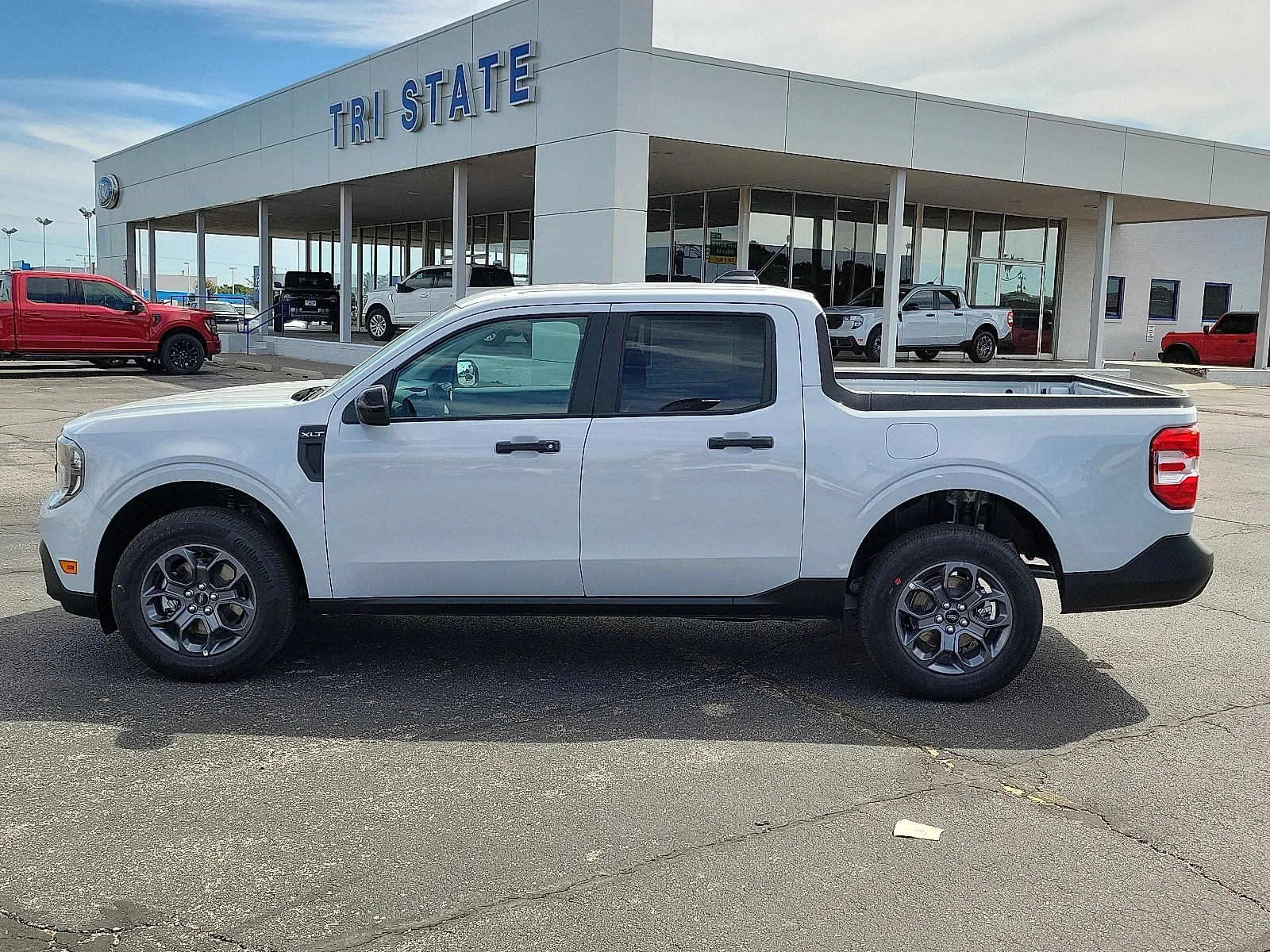 New 2025 Space White Metallic Ford XLT image 2