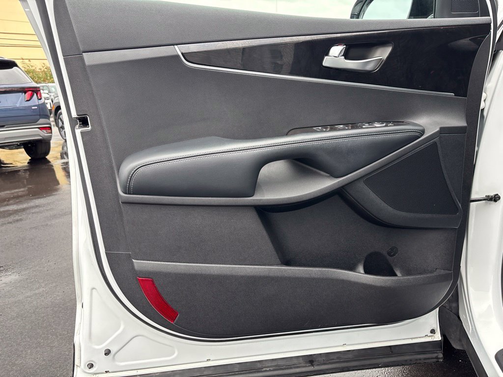 Used 2018 White Kia LX image 16