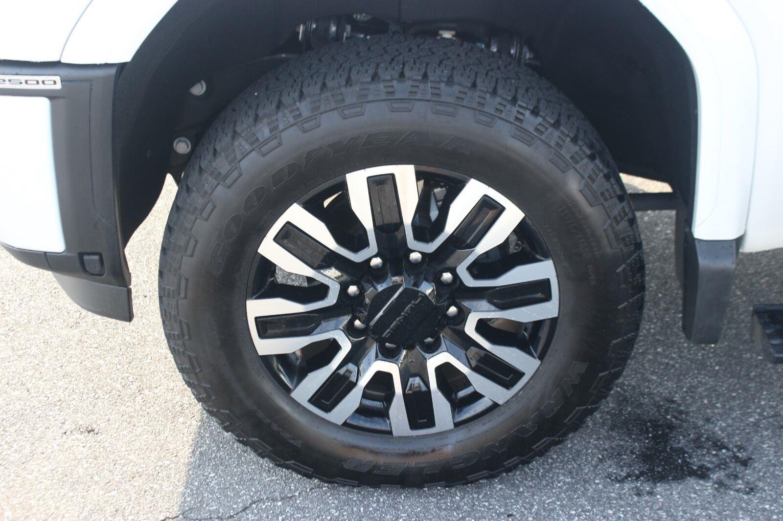 Used 2025 White Frost Tricoat GMC Denali Ultimate image 44