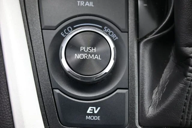 Used 2025 White Toyota XLE image 27